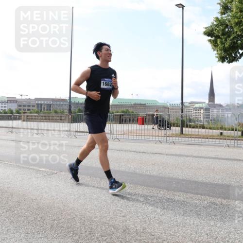 29.06.2025 - hella hamburg halbmarathon Lena Gebhardt http://msf.ph/oto/8320269 29.06.2025 10:12:45 Lombardsbrücke 1682, 1020, 1051, 1249, 1610, 1785, 1850, 1851, 1939, 2531, 2891, 2942, 2963, 2964, 3182, 3248, 3262, 3746, 4453, 4499, 4532, 4554, 5150, 5166, 5176, 5597, 5598, 6207, 6822, 6871, 6966, 7014, 7873, 7907, 8398, 8405, 8917, 8971, 9254, 9405, 10067, 10402, 10581, 10685, 11025, 11720, 12456, 13566, 13816, 14404, 14540, 14863, 14868, 14869, 15012, 15369, 15531, 16323, 16473, 16826, 16911, 17061, 17699, 17994, 18178, 18493, 18530 meine-sportfotos.de