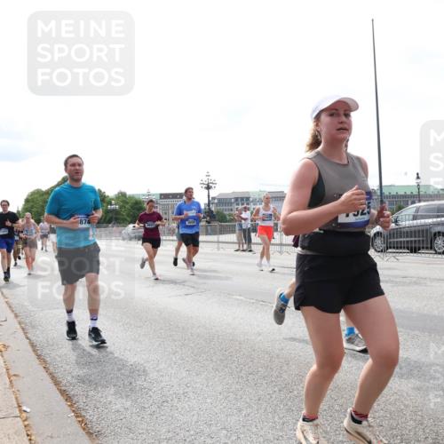 29.06.2025 - hella hamburg halbmarathon Lena Gebhardt http://msf.ph/oto/8320280 29.06.2025 10:22:46 Lombardsbrücke 874, 633, 9392, 1029, 1187, 1598, 1853, 2022, 2294, 2351, 2479, 2766, 2886, 3003, 3029, 3034, 3108, 3430, 3457, 3511, 3600, 3601, 3910, 3946, 4113, 4114, 4131, 4556, 4559, 4829, 4969, 5079, 5223, 5343, 5629, 5798, 5838, 6030, 6048, 6049, 6303, 6307, 6347, 6578, 6784, 6785, 6820, 6826, 6899, 7097, 7188, 7190, 7266, 7276, 7529, 7794, 7891, 7925, 8355, 8511, 8855, 8931, 9133, 9256, 9913, 10205, 10826, 12190, 13560, 13921, 14525, 14801 meine-sportfotos.de