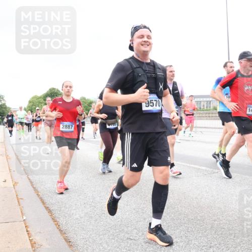 29.06.2025 - hella hamburg halbmarathon Lena Gebhardt http://msf.ph/oto/8320286 29.06.2025 10:57:17 Lombardsbrücke 2887, 9570, 46, 10, 14414, 1207, 1643, 2041, 2370, 2871, 2932, 3195, 3348, 3385, 3387, 3388, 3433, 3470, 3485, 3723, 3750, 3851, 4086, 4106, 4180, 4197, 4241, 4485, 4568, 4569, 4611, 4998, 5057, 5117, 5316, 5589, 5639, 5738, 6053, 6284, 6827, 6832, 6857, 6981, 7381, 7416, 7417, 7592, 7728, 7787, 7964, 8035, 8039, 8197, 8224, 8287, 8386, 8540, 8546, 8552, 8679, 8851, 8853, 8873, 9110, 9298, 9299 meine-sportfotos.de