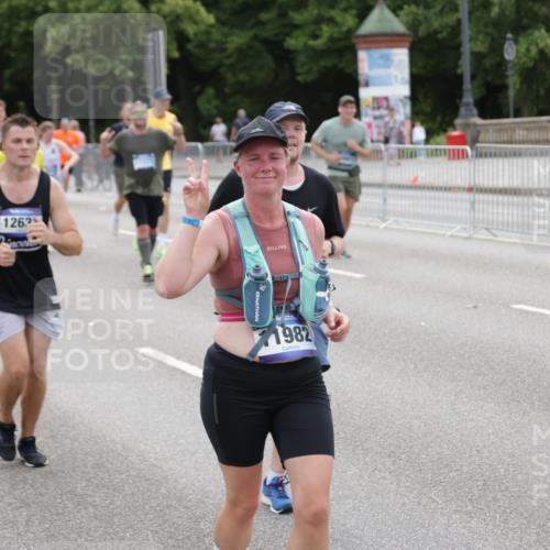 29.06.2025 - hella hamburg halbmarathon Jannik Wohlers http://msf.ph/oto/8320296 29.06.2025 10:39:24 Lombardsbrücke 1586, 1899, 2313, 2976, 3046, 3882, 3883, 3884, 4298, 4752, 5045, 5654, 5701, 6427, 6428, 6698, 6739, 7045, 7053, 7125, 7199, 7429, 7456, 8107, 8612, 8622, 8865, 8866, 9080, 9747, 10441, 10648, 10666, 10714, 10833, 10901, 10939, 11664, 11874, 11982, 12631, 12883, 13644, 14327, 14578, 14674, 14882, 15265, 16532, 16784, 17407, 17634, 17695, 18157, 18944, 19121, 19163 meine-sportfotos.de