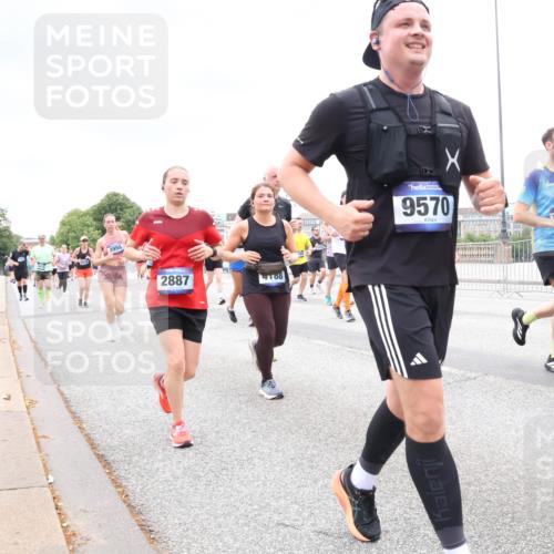 29.06.2025 - hella hamburg halbmarathon Lena Gebhardt http://msf.ph/oto/8320309 29.06.2025 10:57:17 Lombardsbrücke 4998, 2887, 4168, 9570, 1441, 1207, 1643, 2041, 2370, 2871, 2932, 3195, 3348, 3385, 3387, 3388, 3433, 3470, 3485, 3723, 3750, 3851, 4086, 4106, 4180, 4197, 4241, 4485, 4568, 4569, 4611, 4998, 5057, 5117, 5316, 5589, 5639, 5738, 6053, 6284, 6827, 6832, 6857, 6981, 7381, 7416, 7417, 7592, 7728, 7787, 7964, 8035, 8039, 8197, 8224, 8287, 8386, 8540, 8546, 8552, 8679, 8851, 8853, 8873, 9110, 9298, 9299 meine-sportfotos.de