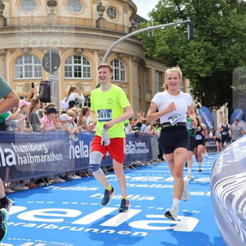 29.06.2025 - hella hamburg halbmarathon Strokosch-Dieckow http://msf.ph/oto/8320329 29.06.2025 10:58:38 Ziel 1319, 2619, 2656, 2978, 3251, 4467, 5341, 5675, 6592, 6595, 7082, 7659, 8322, 8929, 9316, 10943, 11605, 11846, 12712, 12809, 12862, 12879, 13512, 13694, 13880, 14266, 14902, 15197, 16189, 17839, 18501, 18556, 18587 meine-sportfotos.de
