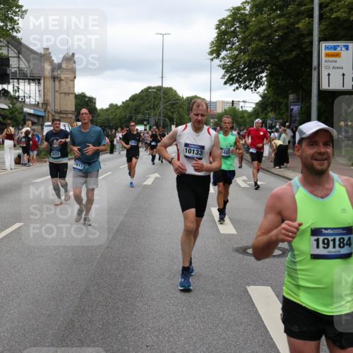 29.06.2025 - hella hamburg halbmarathon Yannick Fuchs http://msf.ph/oto/8320363 29.06.2025 10:51:00 20KM 1387, 1485, 2034, 2282, 2417, 2676, 3435, 4167, 4940, 5033, 5728, 6272, 7269, 7716, 8393, 8825, 9488, 9577, 9820, 10133, 10212, 11043, 11083, 11212, 11590, 11612, 11832, 12014, 12523, 13245, 13523, 13863, 14139, 14361, 14369, 14881, 15110, 15125, 15145, 15712, 15726, 16093, 16113, 16257, 16261, 16470, 16830, 16909, 17160, 17201, 17617, 17769, 17779, 17828, 17848, 18208, 18388, 18652, 19184 meine-sportfotos.de