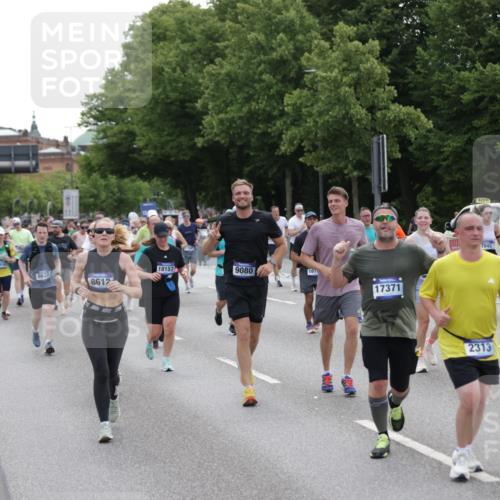 29.06.2025 - hella hamburg halbmarathon Jannik Wohlers http://msf.ph/oto/8320403 29.06.2025 10:39:26 Lombardsbrücke 1076, 1586, 1899, 2313, 2976, 3046, 3882, 3883, 3884, 4298, 4752, 5229, 5654, 6427, 6428, 6698, 6739, 7045, 7053, 7125, 7199, 7429, 7455, 7456, 8107, 8612, 8622, 8865, 8866, 9080, 9292, 10441, 10648, 10666, 10714, 10833, 10901, 10939, 11242, 11664, 11874, 11982, 12414, 12631, 12883, 12906, 13644, 14327, 14578, 14882, 15111, 15265, 16532, 16784, 17407, 17634, 17695, 18157, 18944, 19121, 19163 meine-sportfotos.de