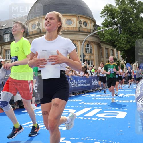 29.06.2025 - hella hamburg halbmarathon Strokosch-Dieckow http://msf.ph/oto/8320439 29.06.2025 10:58:39 Ziel 1319, 2619, 2656, 2840, 2978, 3251, 4467, 5675, 6592, 6595, 7082, 7659, 8322, 8929, 9316, 10943, 11605, 11846, 12712, 12809, 12862, 12879, 13512, 13694, 13880, 14266, 14902, 15197, 16189, 17839, 18501, 18556, 18587 meine-sportfotos.de