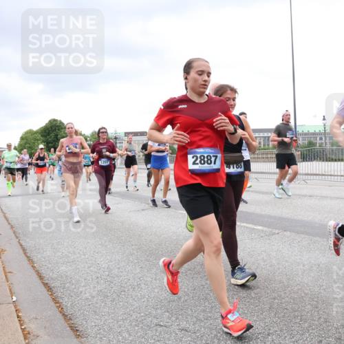 29.06.2025 - hella hamburg halbmarathon Lena Gebhardt http://msf.ph/oto/8320447 29.06.2025 10:57:18 Lombardsbrücke 48, 1207, 2887, 4188, 13490, 1414, 1207, 1643, 2041, 2370, 2871, 2932, 3195, 3348, 3385, 3387, 3388, 3433, 3470, 3485, 3723, 3750, 3851, 4086, 4106, 4180, 4197, 4241, 4485, 4568, 4569, 4611, 4998, 5057, 5117, 5316, 5589, 5639, 5738, 6053, 6284, 6827, 6832, 6857, 6981, 7416, 7417, 7592, 7720, 7728, 7787, 7964, 8035, 8039, 8197, 8224, 8287, 8386, 8540, 8546, 8552, 8679, 8851, 8853, 8873, 9110, 9298, 9299 meine-sportfotos.de