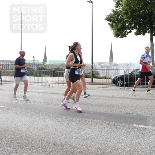 29.06.2025 - hella hamburg halbmarathon Lena Gebhardt http://msf.ph/oto/8320449 29.06.2025 10:37:34 Lombardsbrücke 7771, 75, 1022, 1276, 1337, 1475, 1597, 1819, 2016, 2031, 2072, 2104, 2199, 2272, 2480, 2486, 2640, 2853, 3127, 3230, 3246, 3633, 4097, 4347, 4733, 5139, 5146, 5171, 5186, 5522, 5560, 5790, 5875, 5940, 6172, 6243, 6584, 6821, 6955, 7085, 7124, 7235, 7321, 7350, 7544, 7707, 7777, 7823, 8257, 8258, 8811, 8843, 8985, 9054, 9055, 9247, 9288, 9524, 9895, 10159, 10506, 10836, 11087, 12123, 12254, 12472, 12824, 16680, 17798 meine-sportfotos.de