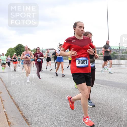 29.06.2025 - hella hamburg halbmarathon Lena Gebhardt http://msf.ph/oto/8320490 29.06.2025 10:57:18 Lombardsbrücke 4998, 1207, 2887, 1881, 1414, 1207, 1643, 2041, 2370, 2871, 2932, 3195, 3348, 3385, 3387, 3388, 3433, 3470, 3485, 3723, 3750, 3851, 4086, 4106, 4180, 4197, 4241, 4485, 4568, 4569, 4611, 4998, 5057, 5117, 5316, 5589, 5639, 5738, 6053, 6284, 6827, 6832, 6857, 6981, 7416, 7417, 7592, 7720, 7728, 7787, 7964, 8035, 8039, 8197, 8224, 8287, 8386, 8540, 8546, 8552, 8679, 8851, 8853, 8873, 9110, 9298, 9299 meine-sportfotos.de
