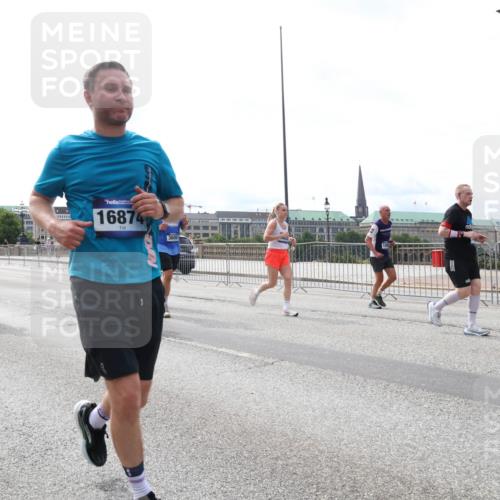 29.06.2025 - hella hamburg halbmarathon Lena Gebhardt http://msf.ph/oto/8320503 29.06.2025 10:22:47 Lombardsbrücke 5343, 16874, 1029, 1187, 1598, 1853, 2022, 2294, 2351, 2479, 2766, 2886, 3003, 3029, 3034, 3108, 3430, 3457, 3511, 3600, 3601, 3910, 3946, 4113, 4114, 4131, 4556, 4559, 4829, 4969, 5079, 5223, 5343, 5629, 5798, 5838, 6030, 6048, 6049, 6303, 6347, 6578, 6784, 6785, 6820, 6826, 6899, 7097, 7188, 7190, 7266, 7276, 7529, 7794, 7891, 7925, 8355, 8511, 8855, 8931, 9133, 9256, 9913, 10205, 10826, 12190, 13560, 13921, 14041, 14525, 14801 meine-sportfotos.de
