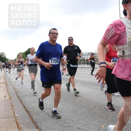 29.06.2025 - hella hamburg halbmarathon Lena Gebhardt http://msf.ph/oto/8320514 29.06.2025 10:47:16 Lombardsbrücke 13172, 9557, 1720, 649, 10776, 1073, 1185, 1286, 1363, 1434, 1463, 1523, 1593, 1607, 1704, 1720, 1961, 2148, 2211, 2320, 2327, 2407, 2537, 2555, 2556, 2665, 2981, 2994, 3339, 3823, 4037, 4184, 4239, 4325, 4483, 4806, 4895, 4974, 4975, 5111, 5114, 5621, 5622, 5796, 5895, 5953, 6255, 6256, 6485, 6496, 6740, 6879, 6995, 7073, 7403, 7412, 7430, 7431, 7630, 7631, 8105, 8131, 8270, 8486, 8553, 8684, 8706, 8915, 8953, 8967, 9018, 11458, 11730, 11738 meine-sportfotos.de
