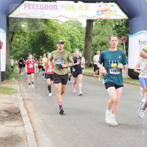 29.06.2025 - hella hamburg halbmarathon MichiJ http://msf.ph/oto/8320578 29.06.2025 10:37:14 Zwischen KM18-KM19 2020, 2234, 2880, 3562, 4247, 7657, 8437, 8454, 8921, 9031, 9303, 9597, 10859, 11819, 12203, 12421, 15950, 16738 meine-sportfotos.de