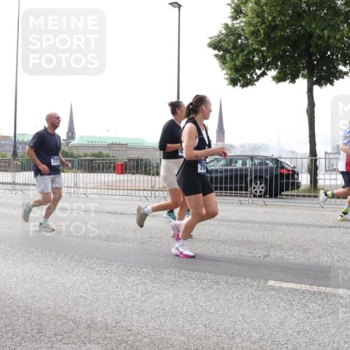 29.06.2025 - hella hamburg halbmarathon Lena Gebhardt http://msf.ph/oto/8320585 29.06.2025 10:37:34 Lombardsbrücke 7777, 754, 1022, 1276, 1337, 1475, 1597, 1819, 2016, 2031, 2072, 2104, 2199, 2272, 2480, 2486, 2640, 2853, 3127, 3230, 3246, 3633, 4097, 4347, 4733, 5139, 5146, 5171, 5186, 5522, 5560, 5790, 5875, 5940, 6172, 6243, 6584, 6821, 6955, 7085, 7124, 7235, 7321, 7350, 7544, 7707, 7777, 7823, 8257, 8258, 8811, 8843, 8985, 9054, 9055, 9247, 9288, 9524, 9895, 10159, 10506, 10836, 11087, 12123, 12254, 12472, 12824, 16680, 17798 meine-sportfotos.de