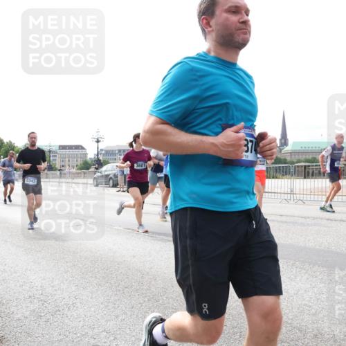 29.06.2025 - hella hamburg halbmarathon Lena Gebhardt http://msf.ph/oto/8320609 29.06.2025 10:22:48 Lombardsbrücke 1029, 1187, 1598, 1853, 2294, 2351, 2479, 2766, 2886, 3003, 3029, 3034, 3108, 3430, 3457, 3511, 3600, 3601, 3910, 3946, 4131, 4190, 4266, 4556, 4559, 4969, 5079, 5223, 5343, 5629, 5798, 5838, 6030, 6048, 6049, 6303, 6347, 6578, 6784, 6785, 6820, 6826, 6899, 7097, 7188, 7190, 7266, 7276, 7529, 7794, 7891, 7925, 8355, 8511, 8855, 8931, 9133, 9256, 9913, 10205, 10826, 12025, 12190, 12265, 13560, 13921, 14041, 14525, 14801 meine-sportfotos.de