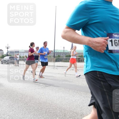 29.06.2025 - hella hamburg halbmarathon Lena Gebhardt http://msf.ph/oto/8320640 29.06.2025 10:22:48 Lombardsbrücke 5343, 360, 16874, 1029, 1187, 1598, 1853, 2294, 2351, 2479, 2766, 2886, 3003, 3029, 3034, 3108, 3430, 3457, 3511, 3600, 3601, 3910, 3946, 4131, 4190, 4266, 4556, 4559, 4969, 5079, 5223, 5343, 5629, 5798, 5838, 6030, 6048, 6049, 6303, 6347, 6578, 6784, 6785, 6820, 6826, 6899, 7097, 7188, 7190, 7266, 7276, 7529, 7794, 7891, 7925, 8355, 8511, 8855, 8931, 9133, 9256, 9913, 10205, 10826, 12025, 12190, 12265, 13560, 13921, 14041, 14525, 14801 meine-sportfotos.de