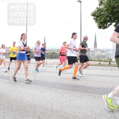 29.06.2025 - hella hamburg halbmarathon Lena Gebhardt http://msf.ph/oto/8320748 29.06.2025 10:57:19 Lombardsbrücke 49, 8, 17990, 17275, 14, 1207, 1643, 2041, 2370, 2871, 2932, 3195, 3348, 3385, 3387, 3388, 3433, 3470, 3485, 3723, 3750, 3851, 4086, 4106, 4180, 4197, 4241, 4485, 4568, 4569, 4611, 4998, 5057, 5117, 5316, 5589, 5639, 5736, 5738, 6053, 6284, 6827, 6832, 6857, 6981, 7416, 7417, 7592, 7720, 7728, 7787, 7964, 8035, 8039, 8197, 8224, 8287, 8386, 8540, 8546, 8552, 8679, 8851, 8853, 8873, 9110, 9298, 9299, 9496 meine-sportfotos.de