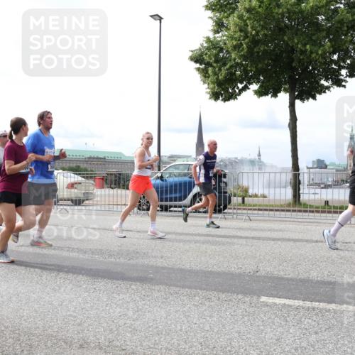 29.06.2025 - hella hamburg halbmarathon Lena Gebhardt http://msf.ph/oto/8320779 29.06.2025 10:22:49 Lombardsbrücke 1029, 1187, 1598, 1853, 2294, 2351, 2479, 2766, 2886, 3003, 3029, 3034, 3430, 3457, 3511, 3600, 3601, 3910, 3946, 4131, 4190, 4266, 4556, 4559, 4969, 5079, 5223, 5343, 5629, 5798, 5838, 6030, 6048, 6049, 6303, 6347, 6578, 6784, 6785, 6820, 6826, 6899, 7097, 7188, 7190, 7266, 7276, 7529, 7794, 7891, 7925, 8355, 8511, 8855, 8931, 9133, 9256, 9913, 10205, 10826, 12025, 12190, 12265, 13560, 13921, 14041, 14525, 14801 meine-sportfotos.de