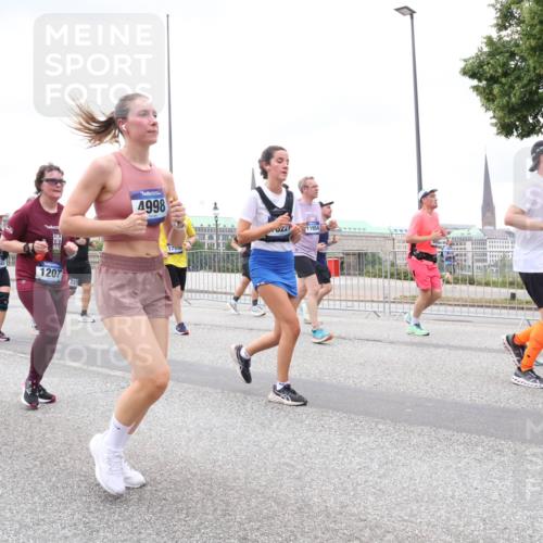29.06.2025 - hella hamburg halbmarathon Lena Gebhardt http://msf.ph/oto/8320804 29.06.2025 10:57:20 Lombardsbrücke 1207, 237, 4998, 11954, 133, 13490, 1207, 1643, 2041, 2370, 2871, 2932, 3195, 3348, 3385, 3387, 3388, 3433, 3470, 3485, 3723, 3750, 3851, 4086, 4106, 4180, 4197, 4241, 4485, 4568, 4569, 4611, 4998, 5057, 5117, 5316, 5589, 5639, 5736, 5738, 6053, 6284, 6827, 6832, 6857, 6981, 7416, 7417, 7592, 7720, 7728, 7787, 7964, 8035, 8039, 8197, 8224, 8287, 8386, 8540, 8546, 8552, 8679, 8708, 8851, 8853, 8873, 9110, 9298, 9299, 9496 meine-sportfotos.de