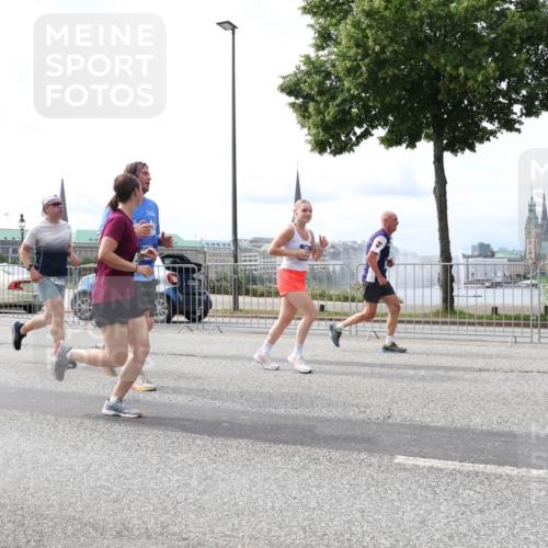 29.06.2025 - hella hamburg halbmarathon Lena Gebhardt http://msf.ph/oto/8320828 29.06.2025 10:22:49 Lombardsbrücke 1029, 1187, 1598, 1853, 2294, 2351, 2479, 2766, 2886, 3003, 3029, 3034, 3430, 3457, 3511, 3600, 3601, 3910, 3946, 4131, 4190, 4266, 4556, 4559, 4969, 5079, 5223, 5343, 5629, 5798, 5838, 6030, 6048, 6049, 6303, 6347, 6578, 6784, 6785, 6820, 6826, 6899, 7097, 7188, 7190, 7266, 7276, 7529, 7794, 7891, 7925, 8355, 8511, 8855, 8931, 9133, 9256, 9913, 10205, 10826, 12025, 12190, 12265, 13560, 13921, 14041, 14525, 14801 meine-sportfotos.de