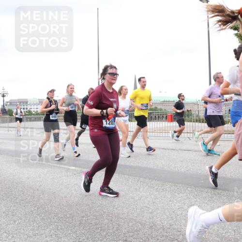 29.06.2025 - hella hamburg halbmarathon Lena Gebhardt http://msf.ph/oto/8320934 29.06.2025 10:57:20 Lombardsbrücke 5639, 14148, 778, 4485, 4611, 1207, 1207, 1643, 2041, 2370, 2871, 2932, 3195, 3348, 3385, 3387, 3388, 3433, 3470, 3485, 3723, 3750, 3851, 4086, 4106, 4180, 4197, 4241, 4485, 4568, 4569, 4611, 4998, 5057, 5117, 5316, 5589, 5639, 5736, 5738, 6053, 6284, 6827, 6832, 6857, 6981, 7416, 7417, 7592, 7720, 7728, 7787, 7964, 8035, 8039, 8197, 8224, 8287, 8386, 8540, 8546, 8552, 8679, 8708, 8851, 8853, 8873, 9110, 9298, 9299, 9496 meine-sportfotos.de