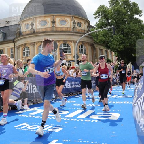 29.06.2025 - hella hamburg halbmarathon Strokosch-Dieckow http://msf.ph/oto/8320944 29.06.2025 10:58:44 Ziel 1319, 2159, 2488, 2656, 2840, 3859, 5277, 5675, 6592, 6720, 8322, 8807, 8929, 10268, 10539, 10943, 11605, 11846, 12862, 13512, 13694, 13880, 14266, 14902, 14965, 15197, 16189, 17405, 17630, 17839, 18232, 18587, 18954 meine-sportfotos.de