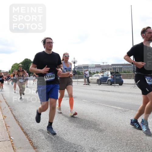 29.06.2025 - hella hamburg halbmarathon Lena Gebhardt http://msf.ph/oto/8321028 29.06.2025 10:22:50 Lombardsbrücke 8355, 11665, 9256, 343, 1029, 1853, 2294, 2479, 2766, 2886, 3003, 3029, 3034, 3430, 3457, 3511, 3600, 3601, 3910, 3946, 4190, 4266, 4559, 4969, 5079, 5223, 5343, 5629, 5798, 5838, 6048, 6303, 6347, 6578, 6784, 6785, 6820, 6826, 6899, 7097, 7188, 7190, 7266, 7276, 7529, 7794, 7891, 7925, 8355, 8511, 8931, 9133, 9256, 9913, 10205, 10826, 12025, 12190, 12265, 13560, 13921, 14041, 14525, 14801 meine-sportfotos.de