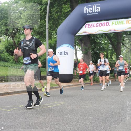 29.06.2025 - hella hamburg halbmarathon KatJ http://msf.ph/oto/8321034 29.06.2025 10:45:55 Zwischen KM18-KM19 1285, 2006, 5926, 6202 meine-sportfotos.de