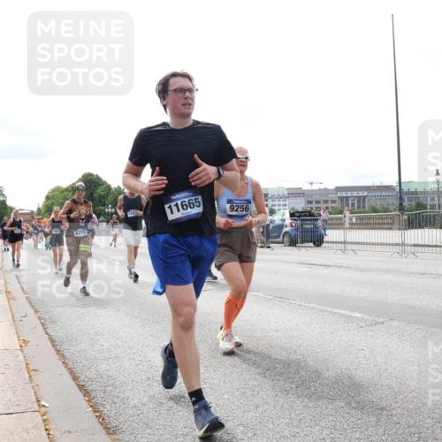 29.06.2025 - hella hamburg halbmarathon Lena Gebhardt http://msf.ph/oto/8321083 29.06.2025 10:22:50 Lombardsbrücke 18, 53, 11665, 9256, 1029, 1853, 2294, 2479, 2766, 2886, 3003, 3029, 3034, 3430, 3457, 3511, 3600, 3601, 3910, 3946, 4190, 4266, 4559, 4969, 5079, 5223, 5343, 5629, 5798, 5838, 6048, 6303, 6347, 6578, 6784, 6785, 6820, 6826, 6899, 7097, 7188, 7190, 7266, 7276, 7529, 7794, 7891, 7925, 8355, 8511, 8931, 9133, 9256, 9913, 10205, 10826, 12025, 12190, 12265, 13560, 13921, 14041, 14525, 14801 meine-sportfotos.de