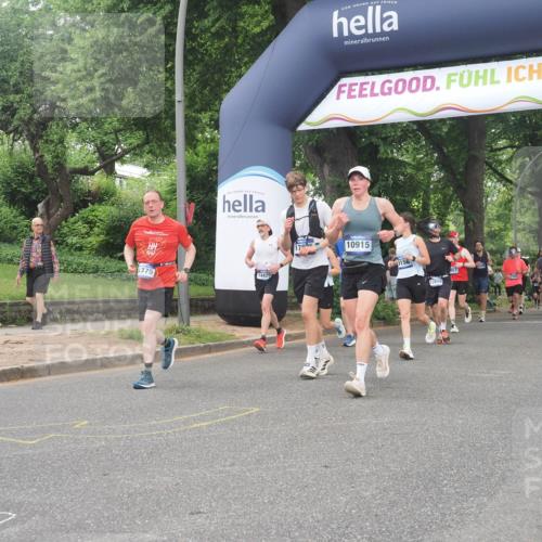 29.06.2025 - hella hamburg halbmarathon KatJ http://msf.ph/oto/8321117 29.06.2025 10:45:57 Zwischen KM18-KM19 1285, 2006, 2957 meine-sportfotos.de