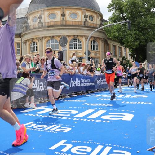 29.06.2025 - hella hamburg halbmarathon Strokosch-Dieckow http://msf.ph/oto/8321123 29.06.2025 10:58:46 Ziel 1319, 2159, 2488, 2656, 2840, 3859, 4632, 4833, 5277, 5675, 5885, 6592, 6720, 8807, 8929, 9156, 9353, 10268, 10539, 10943, 11605, 11846, 12734, 13512, 13880, 14266, 14673, 14902, 14965, 15197, 16189, 17405, 17630, 17839, 18232, 18587, 18954 meine-sportfotos.de
