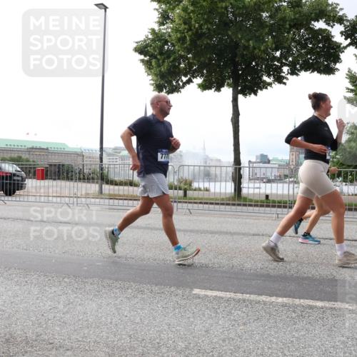 29.06.2025 - hella hamburg halbmarathon Lena Gebhardt http://msf.ph/oto/8321128 29.06.2025 10:37:35 Lombardsbrücke 7777, 1022, 1276, 1337, 1475, 1597, 1819, 1985, 2016, 2031, 2072, 2104, 2199, 2272, 2480, 2486, 2640, 2853, 3127, 3230, 3246, 3633, 4097, 4347, 4733, 5139, 5146, 5171, 5186, 5522, 5560, 5790, 5875, 5940, 6243, 6584, 6821, 6955, 7085, 7124, 7235, 7321, 7350, 7544, 7707, 7777, 7823, 8257, 8258, 8811, 8843, 8985, 9055, 9247, 9288, 9524, 9895, 10159, 10506, 10836, 11087, 12123, 12254, 12472, 12824, 16680, 17798 meine-sportfotos.de