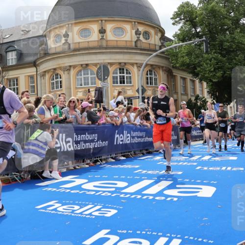 29.06.2025 - hella hamburg halbmarathon Strokosch-Dieckow http://msf.ph/oto/8321141 29.06.2025 10:58:47 Ziel 1319, 2159, 2488, 2656, 2840, 3859, 4632, 4833, 5277, 5675, 5885, 6720, 8807, 8929, 9156, 9353, 10268, 10539, 10788, 10943, 11605, 11846, 12734, 13512, 13880, 14266, 14673, 14902, 14965, 15197, 16189, 17405, 17630, 17839, 17931, 18180, 18232, 18587, 18954 meine-sportfotos.de