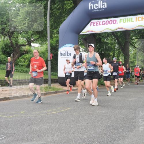 29.06.2025 - hella hamburg halbmarathon KatJ http://msf.ph/oto/8321142 29.06.2025 10:45:57 Zwischen KM18-KM19 1285, 2006, 2957 meine-sportfotos.de