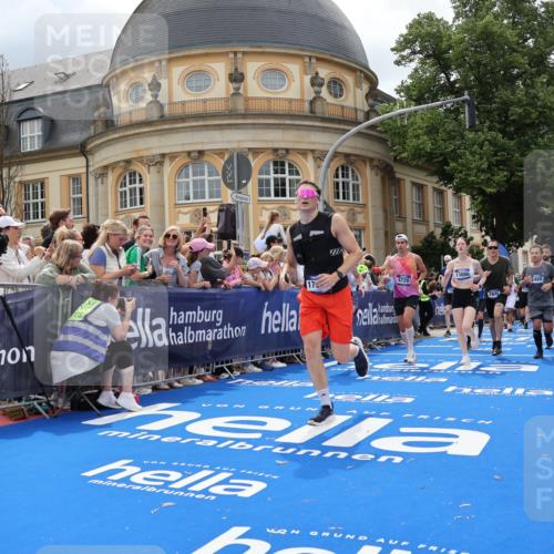 29.06.2025 - hella hamburg halbmarathon Strokosch-Dieckow http://msf.ph/oto/8321164 29.06.2025 10:58:47 Ziel 1319, 2159, 2488, 2656, 2840, 3859, 4632, 4833, 5277, 5675, 5885, 6720, 8807, 8929, 9156, 9353, 10268, 10539, 10788, 10943, 11605, 11846, 12734, 13512, 13880, 14266, 14673, 14902, 14965, 15197, 16189, 17405, 17630, 17839, 17931, 18180, 18232, 18587, 18954 meine-sportfotos.de