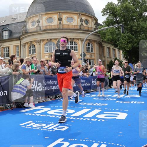 29.06.2025 - hella hamburg halbmarathon Strokosch-Dieckow http://msf.ph/oto/8321194 29.06.2025 10:58:47 Ziel 1319, 2159, 2488, 2656, 2840, 3859, 4632, 4833, 5277, 5675, 5885, 6720, 8807, 8929, 9156, 9353, 10268, 10539, 10788, 10943, 11605, 11846, 12734, 13512, 13880, 14266, 14673, 14902, 14965, 15197, 16189, 17405, 17630, 17839, 17931, 18180, 18232, 18587, 18954 meine-sportfotos.de