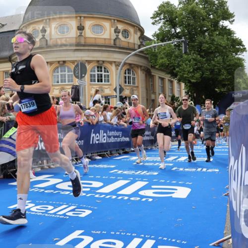 29.06.2025 - hella hamburg halbmarathon Strokosch-Dieckow http://msf.ph/oto/8321220 29.06.2025 10:58:48 Ziel 1319, 2159, 2488, 2656, 2840, 3859, 4632, 4833, 5277, 5675, 5885, 6438, 6720, 8807, 8929, 9156, 9353, 10268, 10518, 10539, 10788, 10915, 10943, 11605, 11846, 12734, 13512, 13880, 14266, 14673, 14902, 14965, 16189, 17405, 17630, 17839, 17931, 18180, 18232, 18954 meine-sportfotos.de