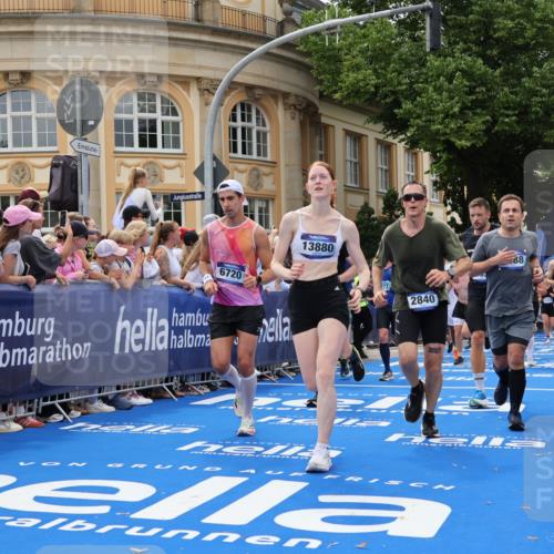 29.06.2025 - hella hamburg halbmarathon Strokosch-Dieckow http://msf.ph/oto/8321261 29.06.2025 10:58:48 Ziel 1319, 2159, 2488, 2656, 2840, 3859, 4632, 4833, 5277, 5675, 5885, 6438, 6720, 8807, 8929, 9156, 9353, 10268, 10518, 10539, 10788, 10915, 10943, 11605, 11846, 12734, 13512, 13880, 14266, 14673, 14902, 14965, 16189, 17405, 17630, 17839, 17931, 18180, 18232, 18954 meine-sportfotos.de