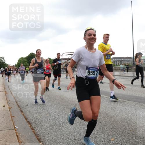 29.06.2025 - hella hamburg halbmarathon Lena Gebhardt http://msf.ph/oto/8321274 29.06.2025 10:47:17 Lombardsbrücke 13172, 1185, 147, 9557, 8131, 13006, 1073, 1185, 1286, 1363, 1434, 1463, 1523, 1593, 1607, 1704, 1720, 1961, 2148, 2211, 2320, 2327, 2407, 2537, 2555, 2556, 2665, 2981, 2994, 3339, 3823, 4037, 4184, 4239, 4325, 4483, 4806, 4895, 4974, 4975, 5111, 5114, 5621, 5622, 5796, 5895, 5953, 6255, 6256, 6485, 6496, 6879, 6995, 7073, 7403, 7430, 7431, 7630, 7631, 8105, 8131, 8270, 8486, 8553, 8684, 8706, 8915, 8953, 8967, 9018, 11351, 11458, 11730, 11738 meine-sportfotos.de