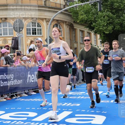 29.06.2025 - hella hamburg halbmarathon Strokosch-Dieckow http://msf.ph/oto/8321293 29.06.2025 10:58:48 Ziel 1319, 2159, 2488, 2656, 2840, 3859, 4632, 4833, 5277, 5675, 5885, 6438, 6720, 8807, 8929, 9156, 9353, 10268, 10518, 10539, 10788, 10915, 10943, 11605, 11846, 12734, 13512, 13880, 14266, 14673, 14902, 14965, 16189, 17405, 17630, 17839, 17931, 18180, 18232, 18954 meine-sportfotos.de