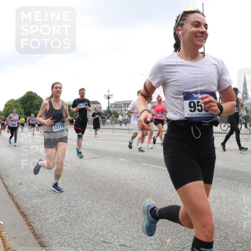 29.06.2025 - hella hamburg halbmarathon Lena Gebhardt http://msf.ph/oto/8321377 29.06.2025 10:47:17 Lombardsbrücke 13172, 18147, 95, 1073, 1185, 1286, 1363, 1434, 1463, 1523, 1593, 1607, 1704, 1720, 1961, 2148, 2211, 2320, 2327, 2407, 2537, 2555, 2556, 2665, 2981, 2994, 3339, 3823, 4037, 4184, 4239, 4325, 4483, 4806, 4895, 4974, 4975, 5111, 5114, 5621, 5622, 5796, 5895, 5953, 6255, 6256, 6485, 6496, 6879, 6995, 7073, 7403, 7430, 7431, 7630, 7631, 8105, 8131, 8270, 8486, 8553, 8684, 8706, 8915, 8953, 8967, 9018, 11351, 11458, 11730, 11738 meine-sportfotos.de