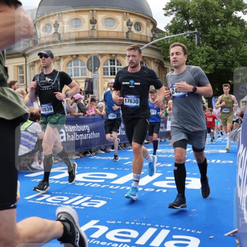29.06.2025 - hella hamburg halbmarathon Strokosch-Dieckow http://msf.ph/oto/8321463 29.06.2025 10:58:50 Ziel 2159, 2488, 2840, 3859, 4632, 4833, 5277, 5675, 5885, 6438, 6720, 8807, 8929, 9156, 9353, 10268, 10518, 10539, 10788, 10915, 12734, 12735, 13512, 13654, 13880, 14266, 14673, 14902, 14965, 17405, 17630, 17810, 17839, 17931, 18180, 18232, 18833, 18954, 19002, 19003 meine-sportfotos.de