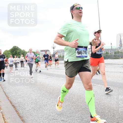 29.06.2025 - hella hamburg halbmarathon Lena Gebhardt http://msf.ph/oto/8321485 29.06.2025 10:57:22 Lombardsbrücke 7970, 12984, 3195, 9430, 9670, 5639, 1207, 1265, 1643, 2041, 2370, 2871, 3195, 3385, 3387, 3388, 3433, 3470, 3485, 3723, 3750, 3851, 4086, 4106, 4180, 4197, 4241, 4485, 4568, 4569, 4611, 4998, 5057, 5117, 5316, 5632, 5639, 5736, 5738, 6053, 6284, 6827, 6832, 6857, 6981, 7416, 7417, 7592, 7720, 7728, 7787, 7964, 8035, 8039, 8197, 8224, 8287, 8386, 8540, 8546, 8552, 8679, 8708, 8851, 8853, 8873, 9110, 9233, 9298, 9299, 9318, 9496 meine-sportfotos.de
