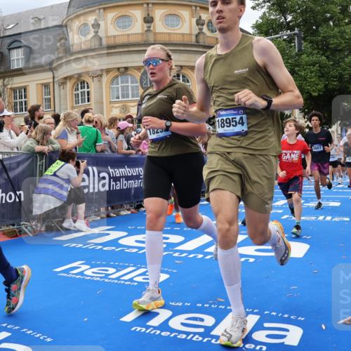 29.06.2025 - hella hamburg halbmarathon Strokosch-Dieckow http://msf.ph/oto/8321599 29.06.2025 10:58:52 Ziel 2159, 2488, 2840, 3859, 4632, 4833, 5277, 5885, 6438, 6720, 6860, 7223, 8807, 9156, 9353, 10268, 10518, 10539, 10788, 10915, 12734, 12735, 13654, 14673, 14965, 17405, 17531, 17630, 17810, 17931, 18180, 18232, 18682, 18833, 18954, 19002, 19003 meine-sportfotos.de