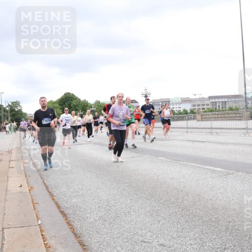 29.06.2025 - hella hamburg halbmarathon Lena Gebhardt http://msf.ph/oto/8321611 29.06.2025 10:57:23 Lombardsbrücke 17970, 12984, 1207, 1242, 1265, 1643, 2041, 2370, 2871, 3195, 3385, 3387, 3388, 3433, 3470, 3485, 3723, 3750, 3851, 3954, 4086, 4106, 4180, 4197, 4241, 4485, 4568, 4569, 4611, 4830, 4998, 5057, 5117, 5316, 5632, 5639, 5736, 5738, 6053, 6284, 6827, 6832, 6857, 6981, 7416, 7417, 7592, 7720, 7728, 7787, 7964, 8035, 8039, 8197, 8224, 8287, 8386, 8540, 8546, 8552, 8679, 8708, 8851, 8853, 8873, 9110, 9233, 9298, 9299, 9318, 9496 meine-sportfotos.de