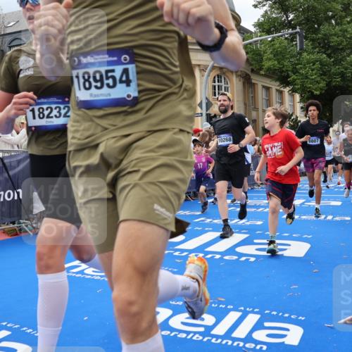 29.06.2025 - hella hamburg halbmarathon Strokosch-Dieckow http://msf.ph/oto/8321612 29.06.2025 10:58:52 Ziel 2159, 2488, 2840, 3859, 4632, 4833, 5277, 5885, 6438, 6720, 6860, 7223, 8807, 9156, 9353, 10268, 10518, 10539, 10788, 10915, 12734, 12735, 13654, 14673, 14965, 17405, 17531, 17630, 17810, 17931, 18180, 18232, 18682, 18833, 18954, 19002, 19003 meine-sportfotos.de