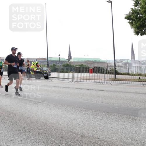 29.06.2025 - hella hamburg halbmarathon Lena Gebhardt http://msf.ph/oto/8321615 29.06.2025 10:37:36 Lombardsbrücke 10919, 524, 16837, 1022, 1276, 1337, 1475, 1597, 1799, 1819, 1985, 2016, 2031, 2072, 2104, 2199, 2272, 2480, 2486, 2640, 2853, 3230, 3246, 3633, 4097, 4347, 4733, 5139, 5146, 5171, 5186, 5522, 5560, 5790, 5875, 5940, 6243, 6584, 6821, 6955, 7085, 7124, 7235, 7321, 7350, 7544, 7707, 7777, 7823, 8811, 8843, 8985, 9247, 9288, 9524, 9895, 10159, 10506, 10836, 11087, 11543, 12123, 12254, 12472, 12824, 16680, 17798 meine-sportfotos.de