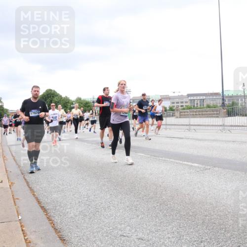 29.06.2025 - hella hamburg halbmarathon Lena Gebhardt http://msf.ph/oto/8321668 29.06.2025 10:57:23 Lombardsbrücke 17970, 9430, 13048, 1290, 1207, 1242, 1265, 1643, 2041, 2370, 2871, 3195, 3385, 3387, 3388, 3433, 3470, 3485, 3723, 3750, 3851, 3954, 4086, 4106, 4180, 4197, 4241, 4485, 4568, 4569, 4611, 4830, 4998, 5057, 5117, 5316, 5632, 5639, 5736, 5738, 6053, 6284, 6827, 6832, 6857, 6981, 7416, 7417, 7592, 7720, 7728, 7787, 7964, 8035, 8039, 8197, 8224, 8287, 8386, 8540, 8546, 8552, 8679, 8708, 8851, 8853, 8873, 9110, 9233, 9298, 9299, 9318, 9496 meine-sportfotos.de