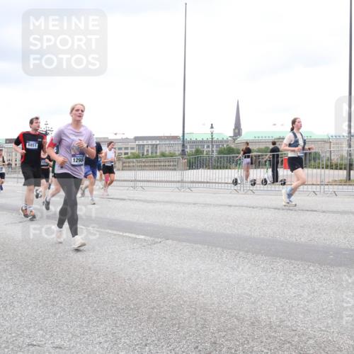 29.06.2025 - hella hamburg halbmarathon Lena Gebhardt http://msf.ph/oto/8321689 29.06.2025 10:57:24 Lombardsbrücke 7970, 3195, 8851, 7778, 12984, 1123, 1207, 1242, 1248, 1265, 1643, 2041, 2370, 2871, 3191, 3195, 3385, 3388, 3433, 3470, 3485, 3723, 3750, 3851, 3954, 4086, 4106, 4180, 4197, 4241, 4485, 4521, 4568, 4569, 4611, 4830, 4998, 5057, 5117, 5316, 5632, 5639, 5736, 5738, 6053, 6284, 6827, 6832, 6857, 6981, 7172, 7416, 7417, 7592, 7720, 7728, 7787, 7964, 8035, 8039, 8197, 8224, 8287, 8386, 8540, 8546, 8552, 8679, 8708, 8851, 8853, 8873, 9110, 9233, 9298, 9299, 9318, 9496 meine-sportfotos.de