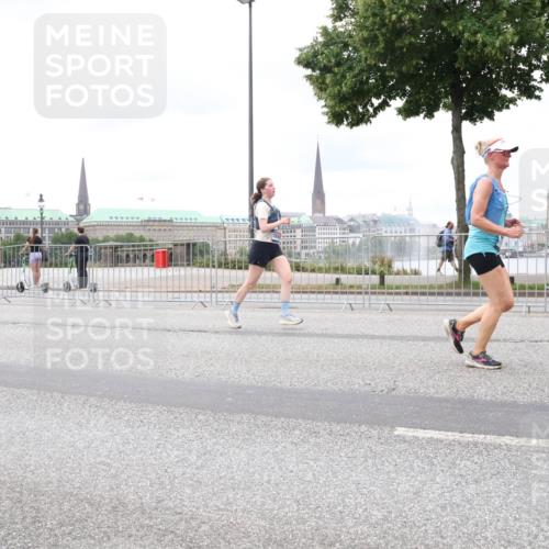 29.06.2025 - hella hamburg halbmarathon Lena Gebhardt http://msf.ph/oto/8321757 29.06.2025 10:57:24 Lombardsbrücke 1123, 1207, 1242, 1248, 1265, 1643, 2041, 2370, 2871, 3191, 3195, 3385, 3388, 3433, 3470, 3485, 3723, 3750, 3851, 3954, 4086, 4106, 4180, 4197, 4241, 4485, 4521, 4568, 4569, 4611, 4830, 4998, 5057, 5117, 5316, 5632, 5639, 5736, 5738, 6053, 6284, 6827, 6832, 6857, 6981, 7172, 7416, 7417, 7592, 7720, 7728, 7787, 7964, 8035, 8039, 8197, 8224, 8287, 8386, 8540, 8546, 8552, 8679, 8708, 8851, 8853, 8873, 9110, 9233, 9298, 9299, 9318, 9496 meine-sportfotos.de