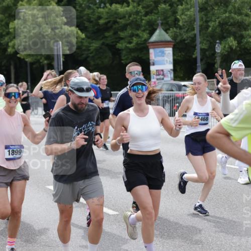29.06.2025 - hella hamburg halbmarathon Jannik Wohlers http://msf.ph/oto/8321762 29.06.2025 10:39:34 Lombardsbrücke 1058, 1076, 1291, 1586, 1691, 1899, 2313, 2866, 2888, 3046, 3882, 3883, 3884, 4471, 4752, 5229, 5654, 5877, 5901, 6097, 6698, 6750, 6890, 7045, 7455, 7456, 8107, 8612, 8622, 8815, 8865, 8866, 9080, 9195, 9292, 9495, 10441, 10648, 10806, 10901, 10939, 11188, 11242, 11244, 11664, 11874, 12414, 12883, 12906, 13644, 14327, 14578, 15111, 16532, 16784, 18157, 19163 meine-sportfotos.de