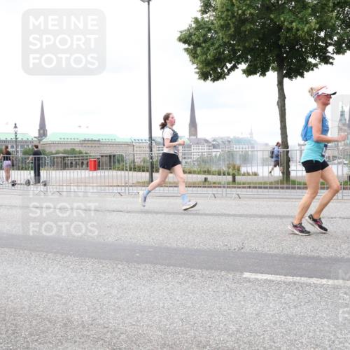 29.06.2025 - hella hamburg halbmarathon Lena Gebhardt http://msf.ph/oto/8321775 29.06.2025 10:57:24 Lombardsbrücke 1123, 1207, 1242, 1248, 1265, 1643, 2041, 2370, 2871, 3191, 3195, 3385, 3388, 3433, 3470, 3485, 3723, 3750, 3851, 3954, 4086, 4106, 4180, 4197, 4241, 4485, 4521, 4568, 4569, 4611, 4830, 4998, 5057, 5117, 5316, 5632, 5639, 5736, 5738, 6053, 6284, 6827, 6832, 6857, 6981, 7172, 7416, 7417, 7592, 7720, 7728, 7787, 7964, 8035, 8039, 8197, 8224, 8287, 8386, 8540, 8546, 8552, 8679, 8708, 8851, 8853, 8873, 9110, 9233, 9298, 9299, 9318, 9496 meine-sportfotos.de